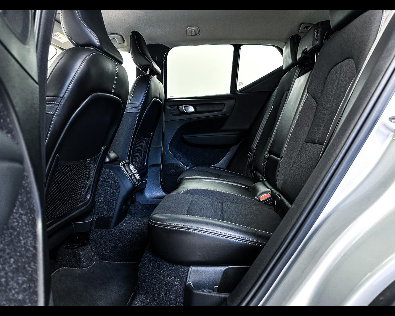 VOLVO XC40 (2017-->) - XC40 D3 AWD Geartronic Momentum