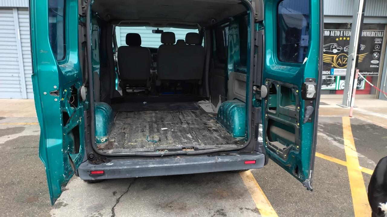 Renault Trafic 6 posti autocarro