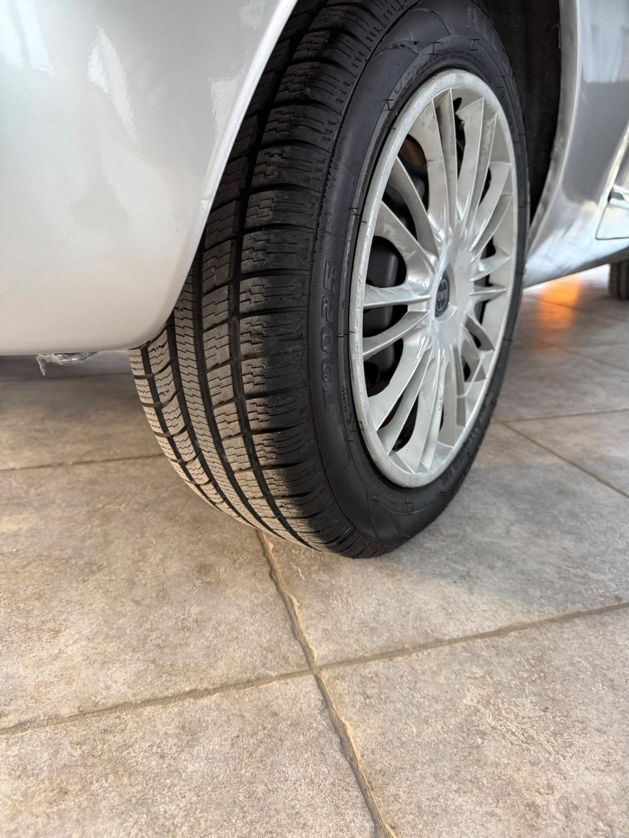 Lancia Ypsilon 1.3 MJT 90 CV Platino PARI AL NUOVO