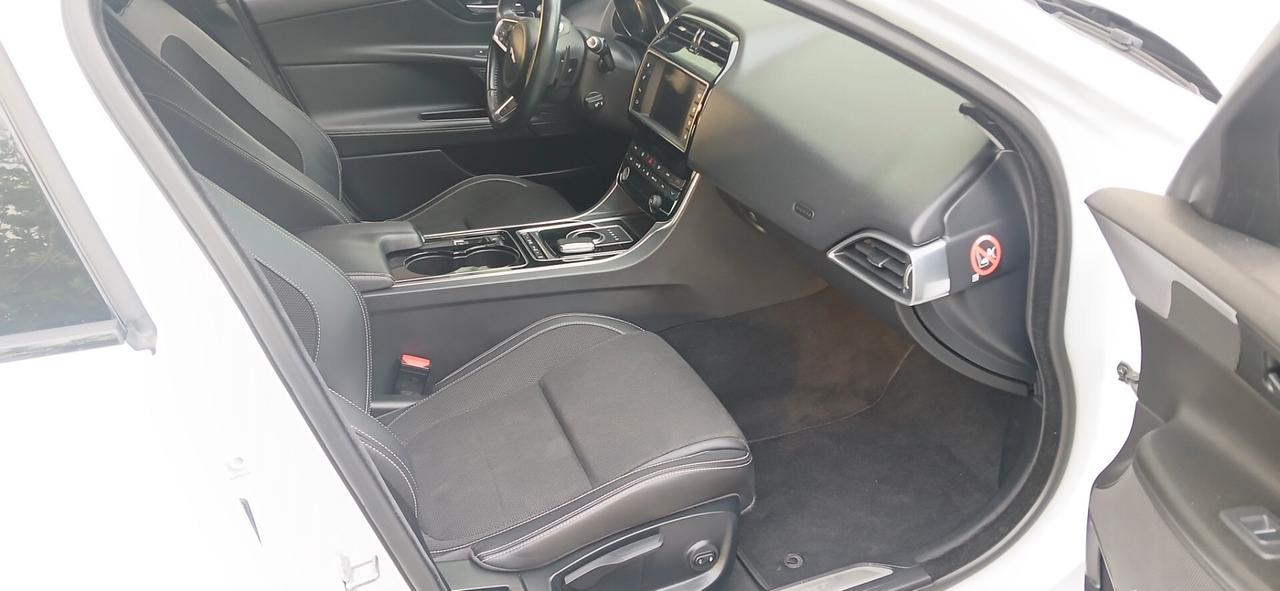 Jaguar XF 2.0 D 180 cv automatica look sportivo