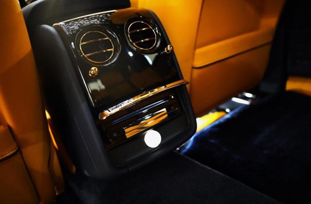 ROLLS-ROYCE Phantom EWB -TWO TONE W12 414 KW (563HP)