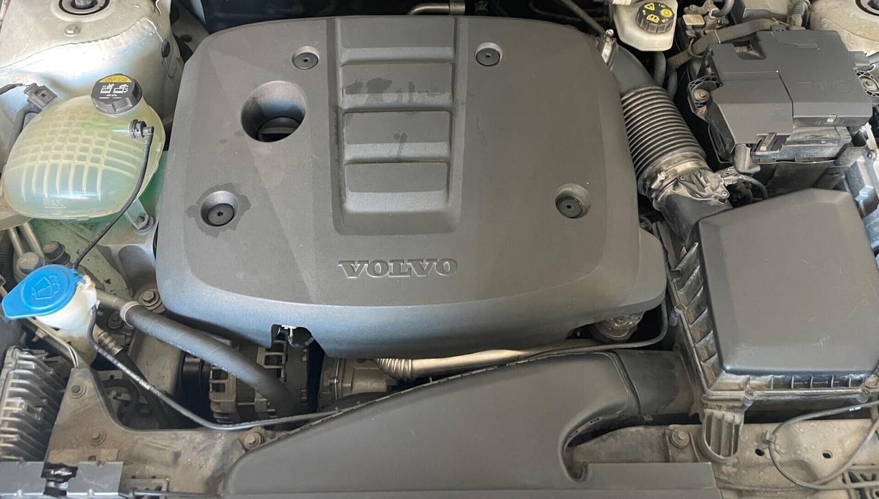 VOLVO XC40 D3 MOMENTUM "MAI VISTA UNA SIMILE"