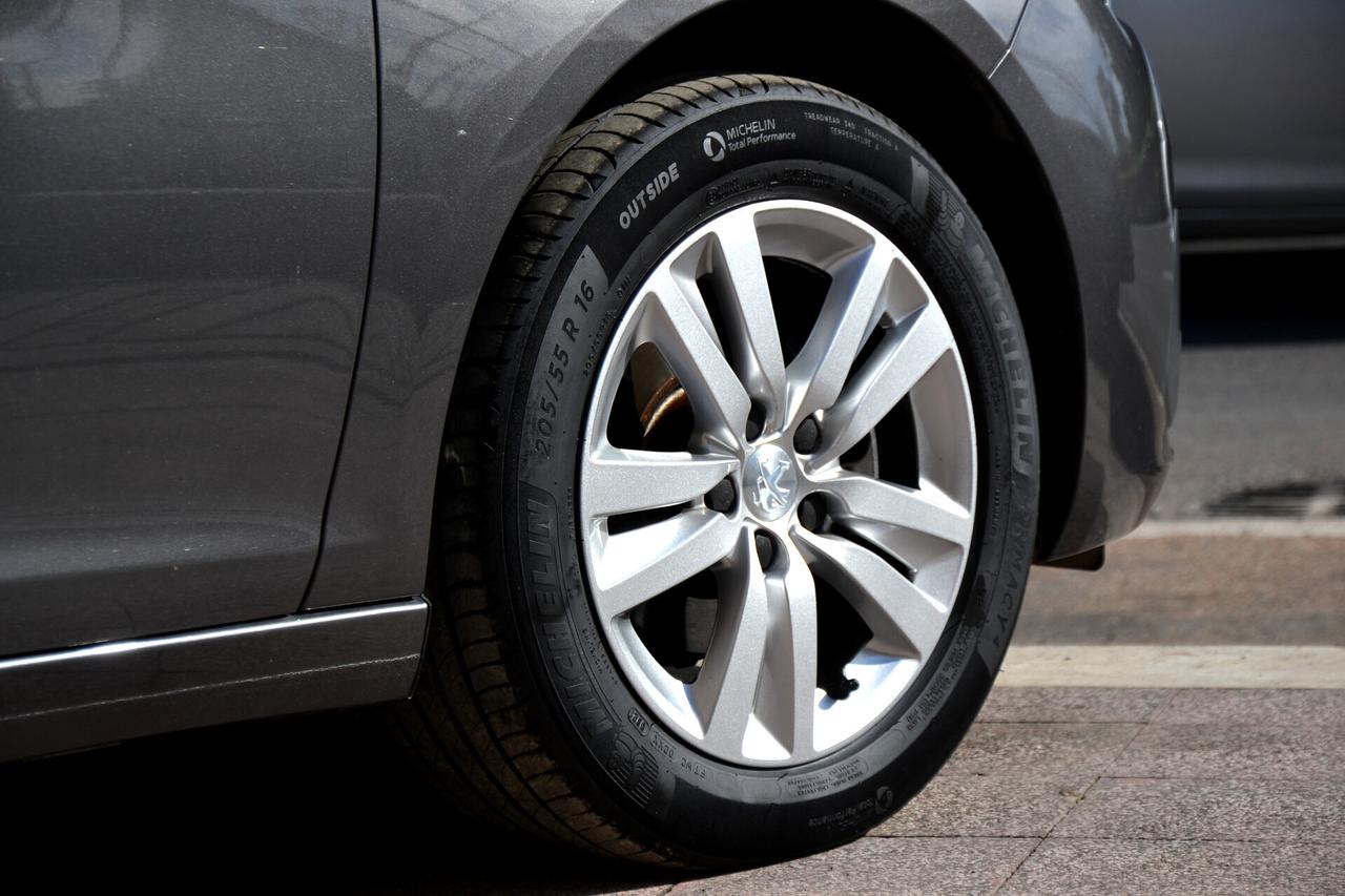 Peugeot 308 1.5 HDI 130CV AUTOM.+LED+NAVI+PDC+CRUISE+PRIVACY+