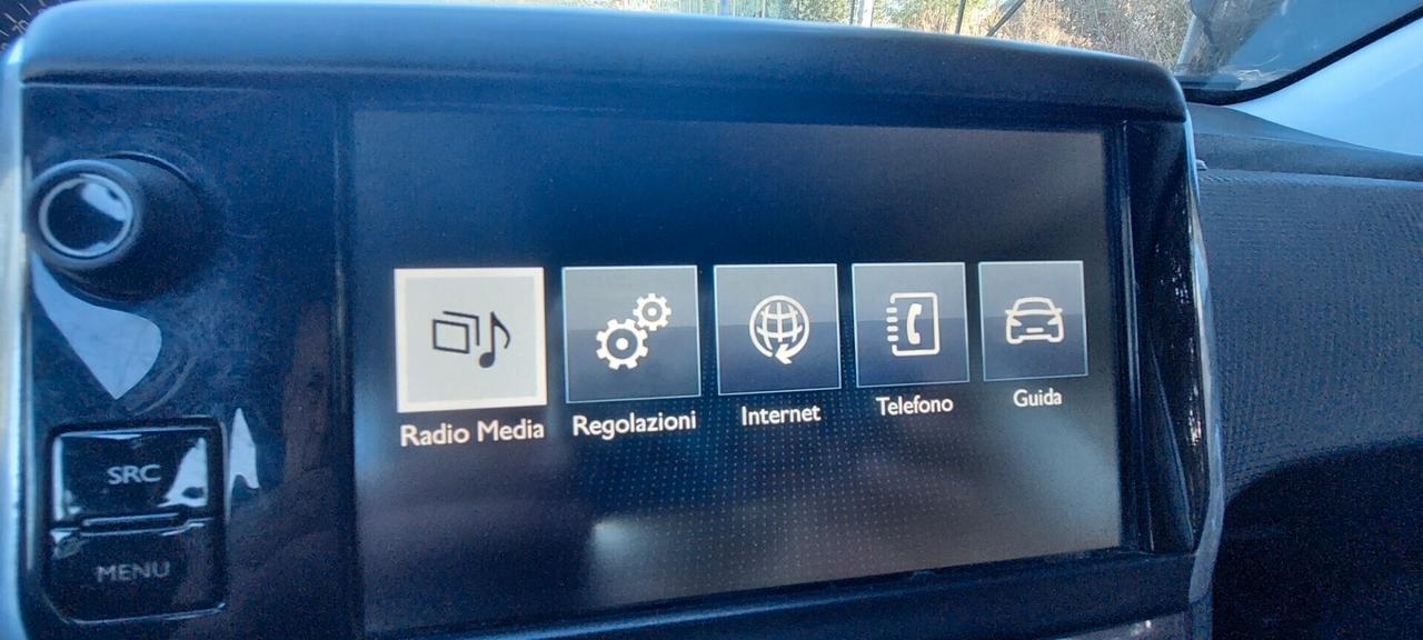 PEUGEOT 2008 1,2 BENZINA GIUDABILE DA NEOPATENTATI TELEFONO NAVIGATORE IMPECCABILE