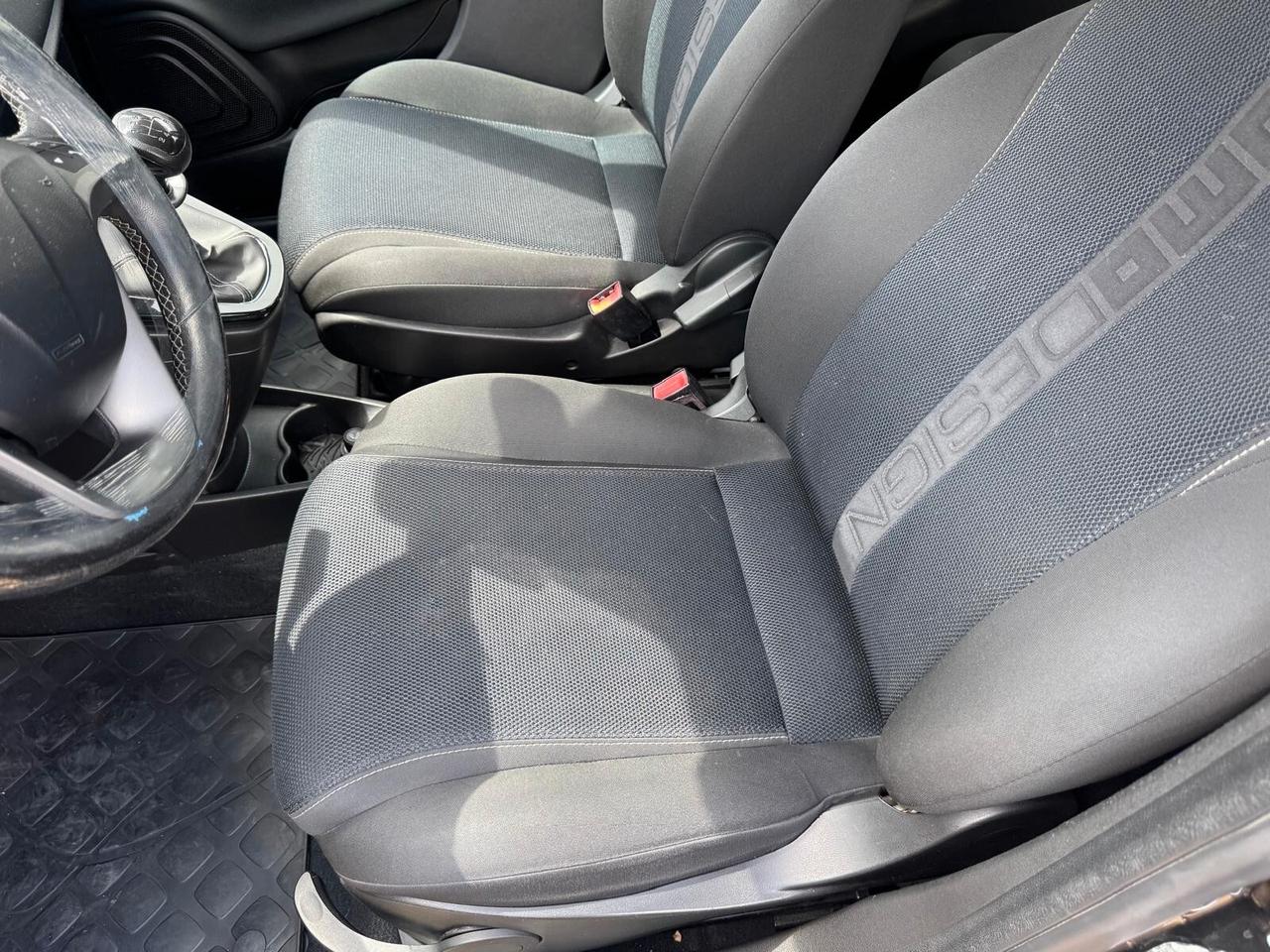 Lancia Ypsilon 1.2 69 CV Unyca MOMO DESIGN