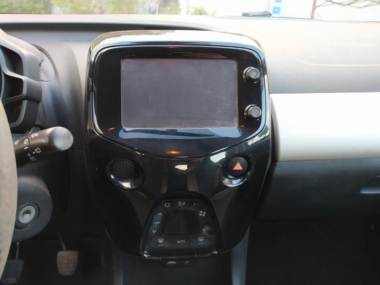 Toyota Aygo 1.0 x-play offerta del mese