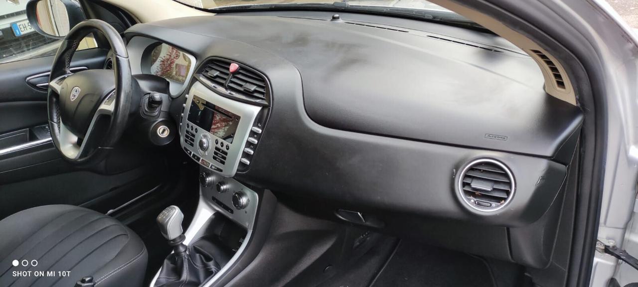 Lancia Delta 1.6 MJT DPF 105 CV Silver