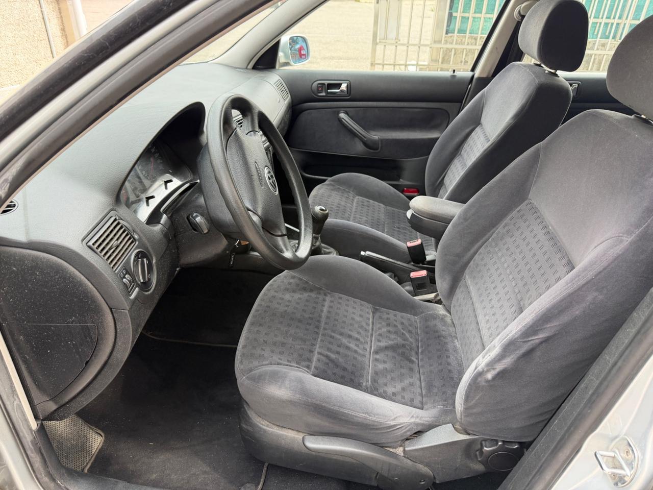 VW GOLF 1.6 BENZINA EURO4 NEOPATENTATI UNI PROP