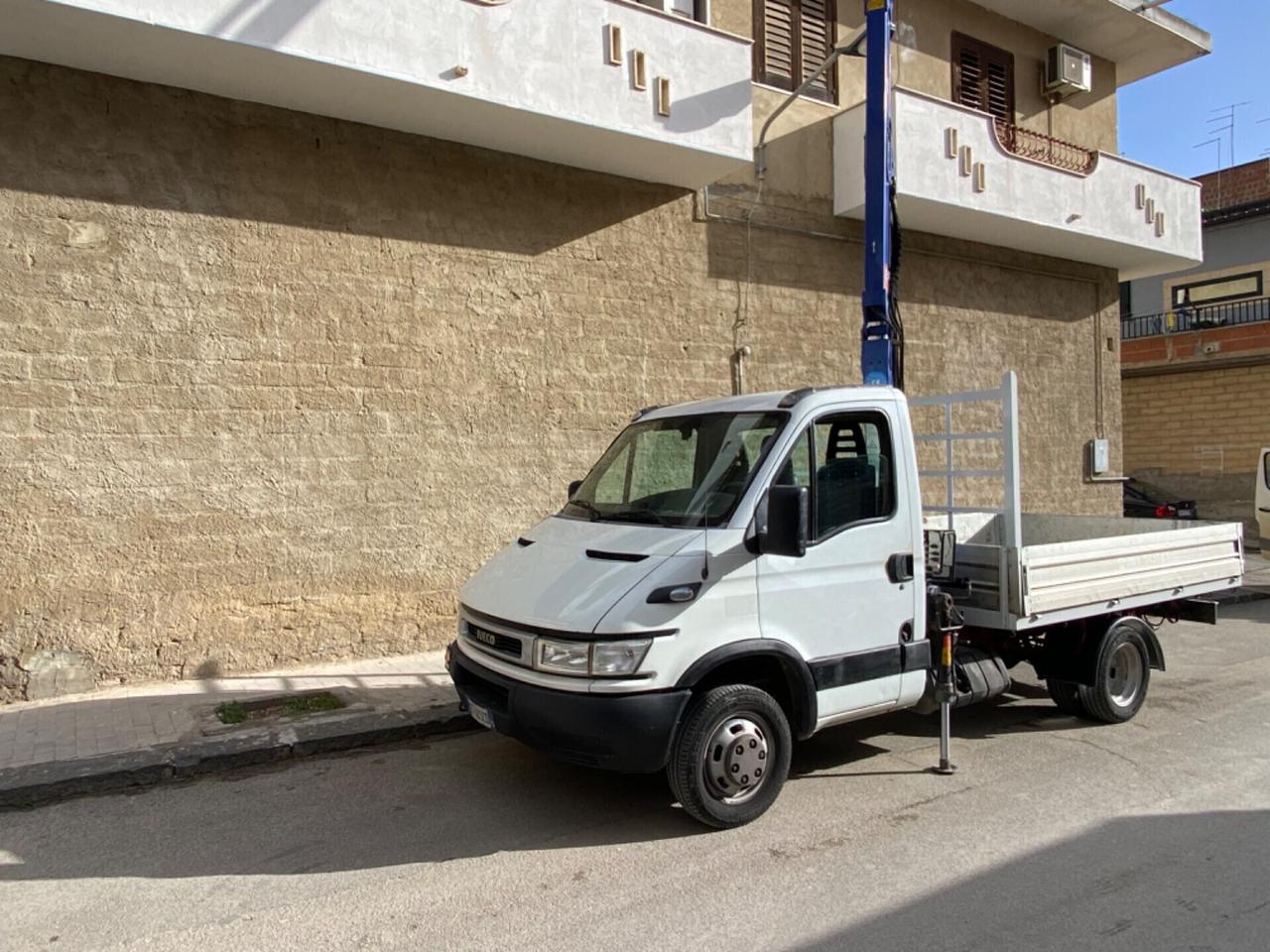 IVECO DAILY CON GRU PM 4000 con cassone fisso