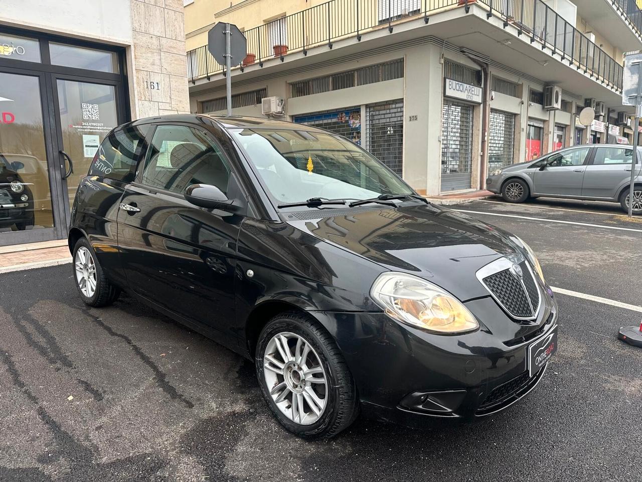 Lancia Ypsilon 1.3 MJT 75 CV Versus