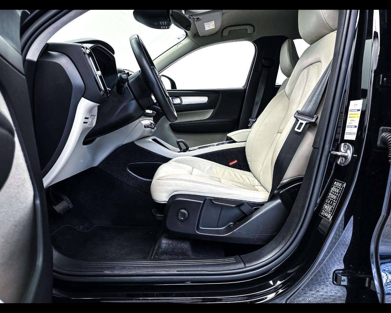VOLVO XC40 (2017-->) - XC40 T2 Geartronic Momentum Pro N1