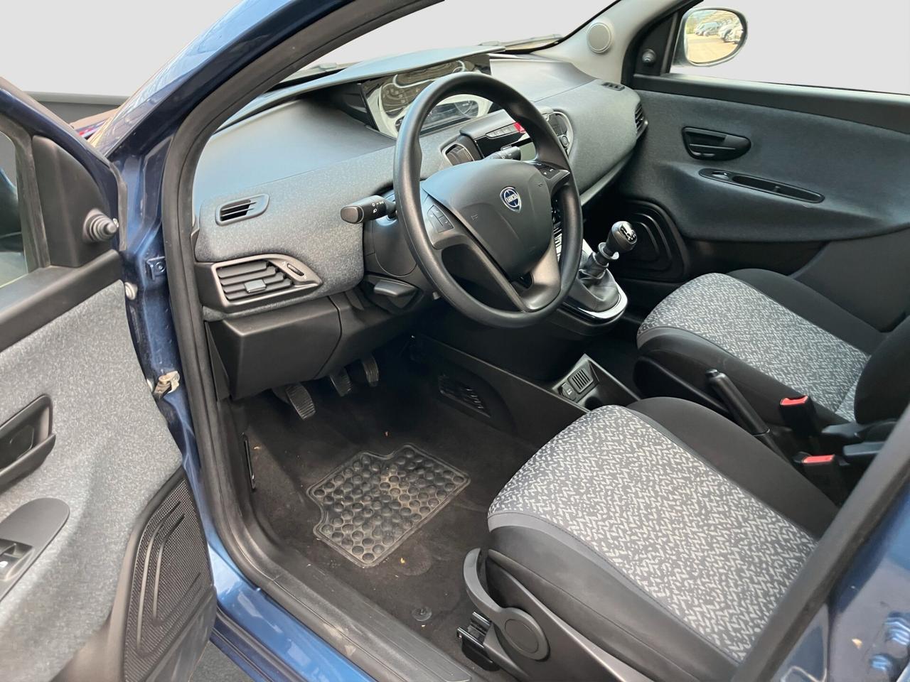 Lancia Ypsilon 1.0 FireFly 5 porte S&S Hybrid Silver
