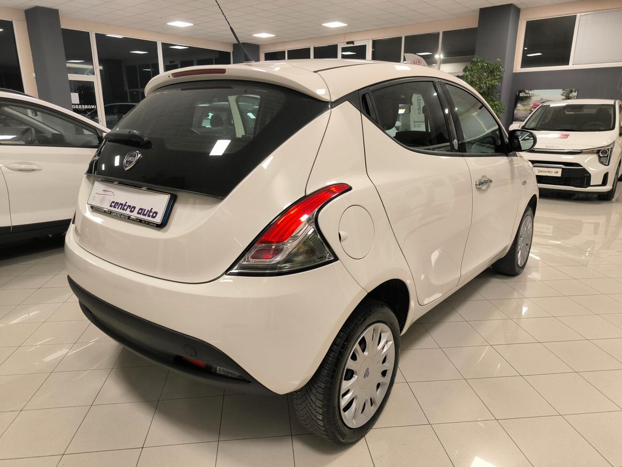 Lancia Ypsilon 0.9 TwinAir 85 CV 5 porte Metano Ecochic Silver