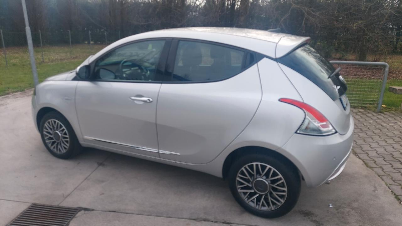 Lancia Ypsilon 1.0 FireFly 5 porte S&S Hybrid Ecochic Gold