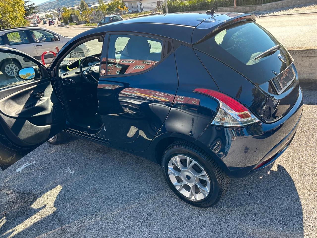 Lancia Ypsilon 0.9 TwinAir 85 CV 5 porte Metano Ecochic Platinum