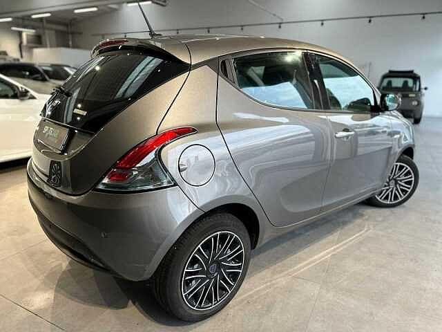 Lancia Ypsilon 1.0 FireFly 5 porte S&S Hybrid Ecochic Silver