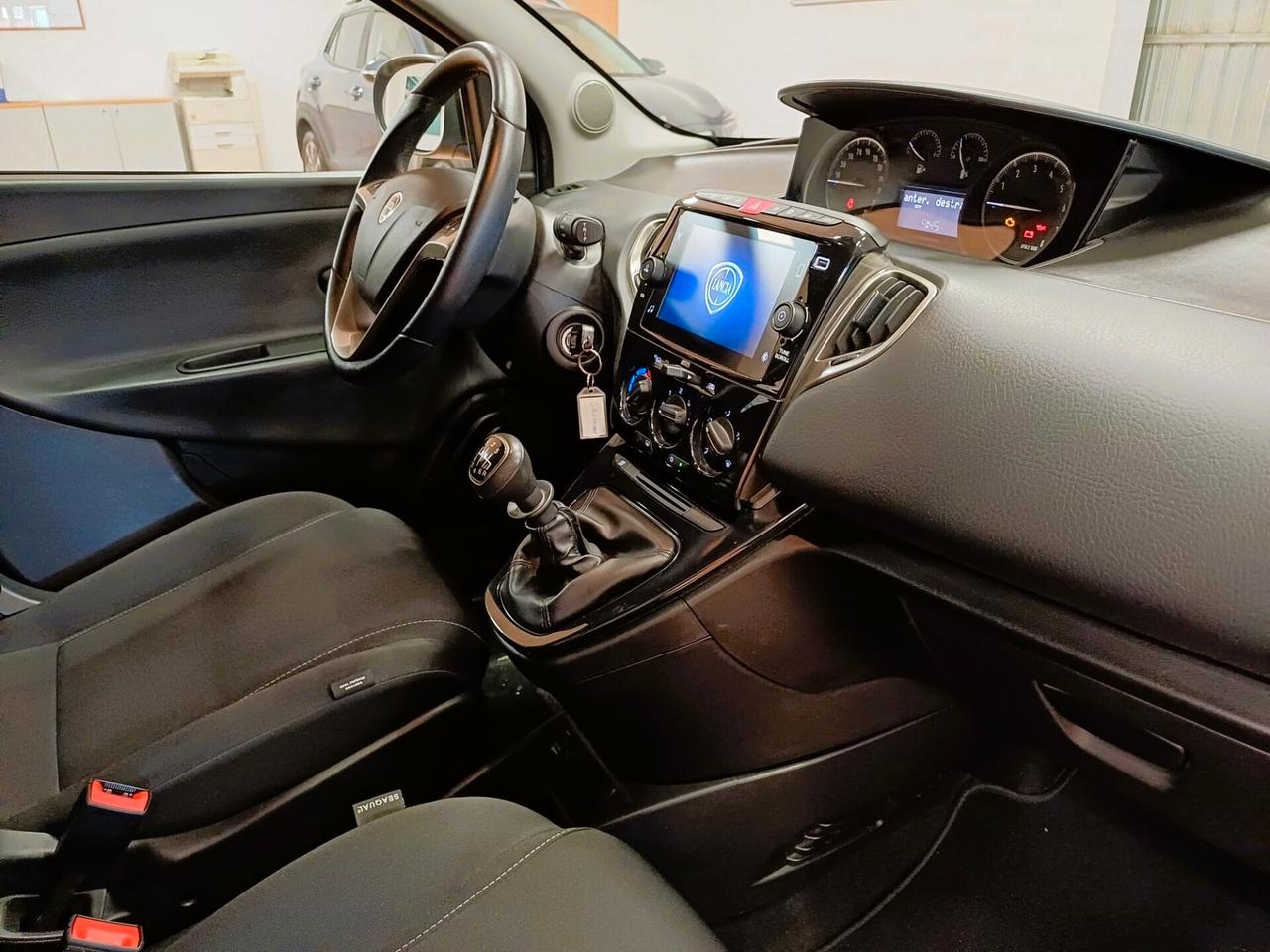 Lancia Ypsilon 1.0 FireFly 5 porte S&S Hybryd Gold