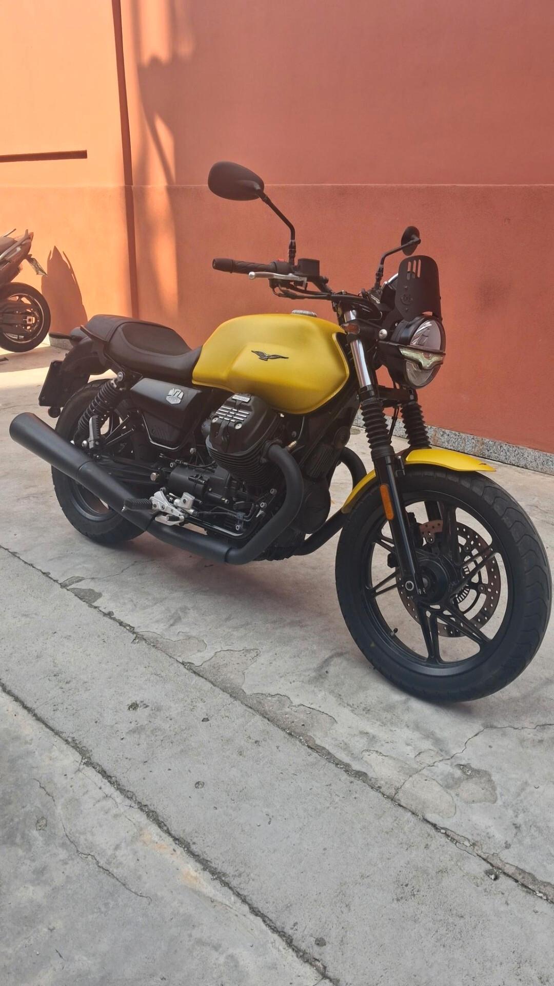 Moto Guzzi V7 stone