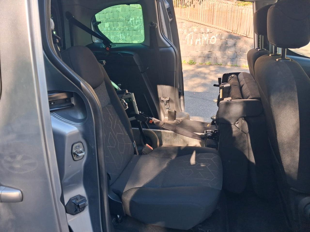 Peugeot Partner Pianale ribassato con rampa disabili in carrozzina