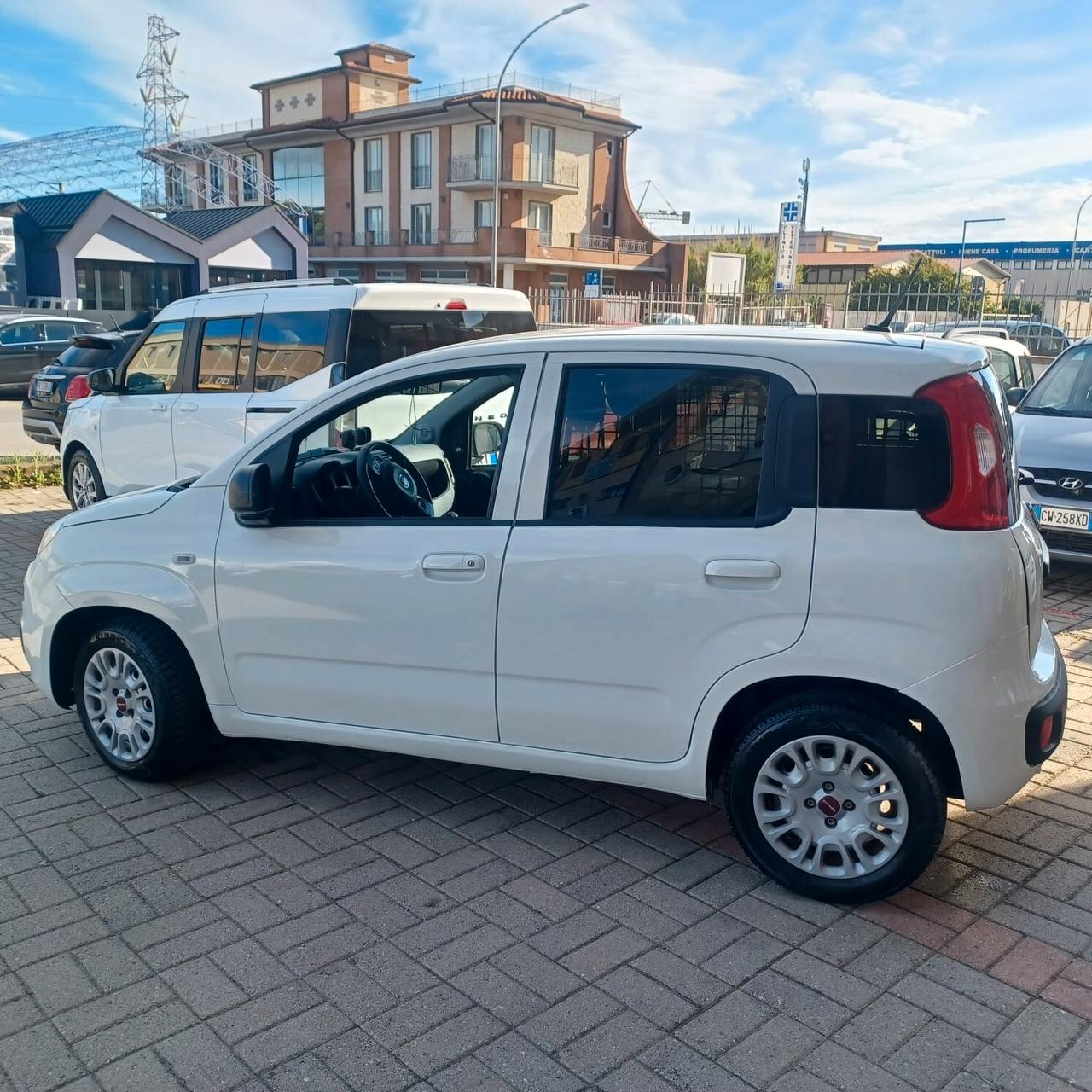 35188KM FIAT PANDA VAN 1.0 HYBRID IVA ESPOSTA