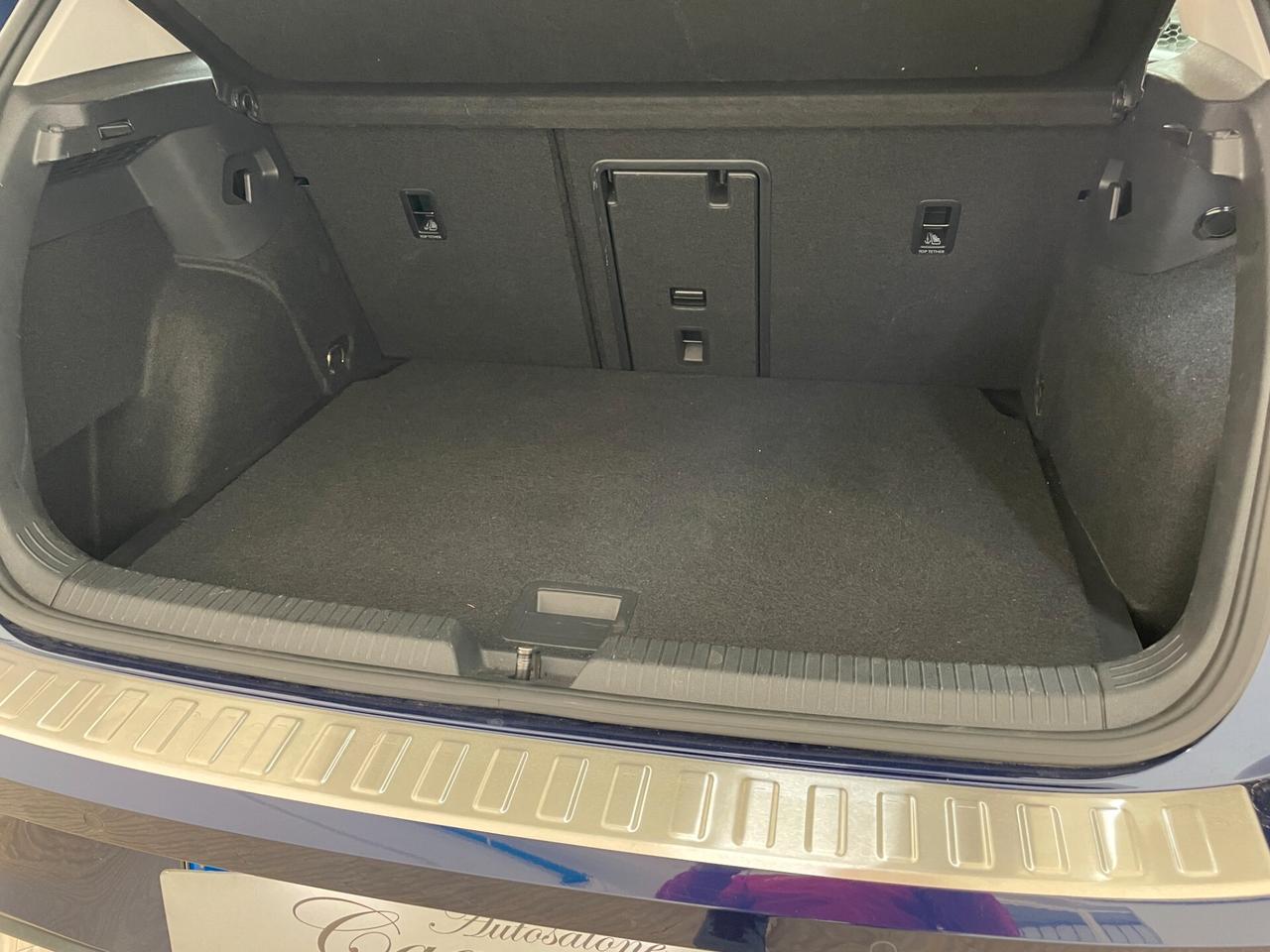 Volkswagen Golf 1.0 eTSI EVO DSG Life Cerchi17 Luci ambient