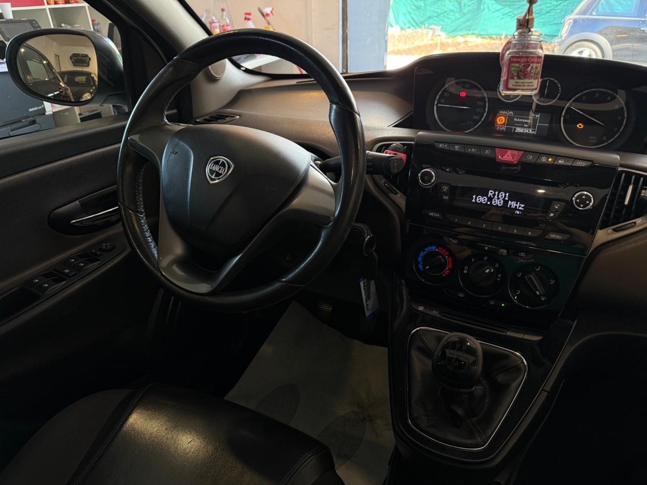 Lancia Ypsilon 0.9 BENZINA NEOPATENTATI