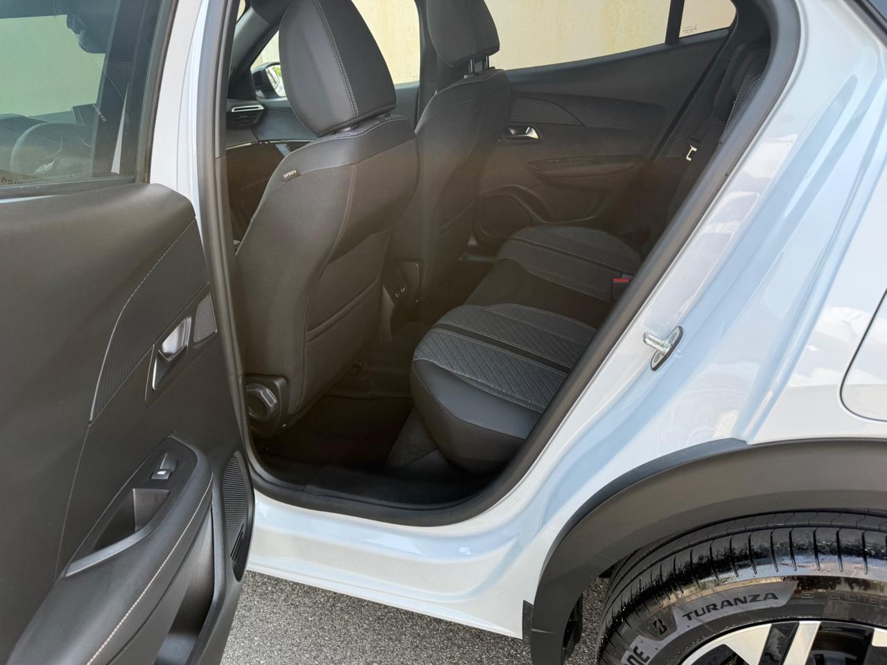Peugeot 2008 Hybrid 145 e-DCS6 Allure …2025