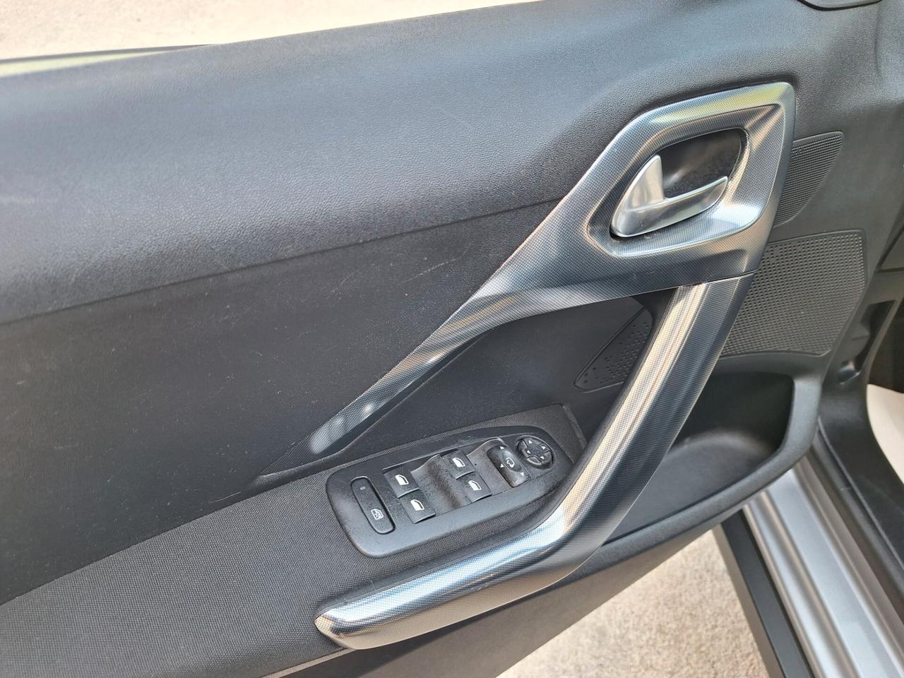 Peugeot 2008 1.6 HDi 120 Allure NAVI FULL