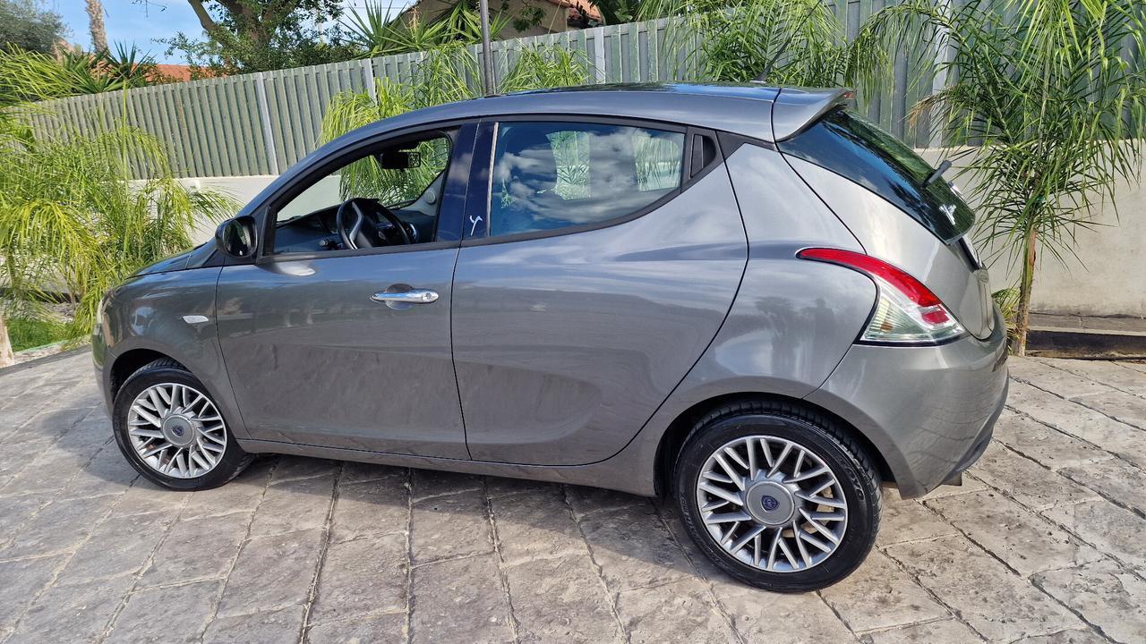 Lancia Ypsilon 1.2 69 CV 5 porte S&S Silver