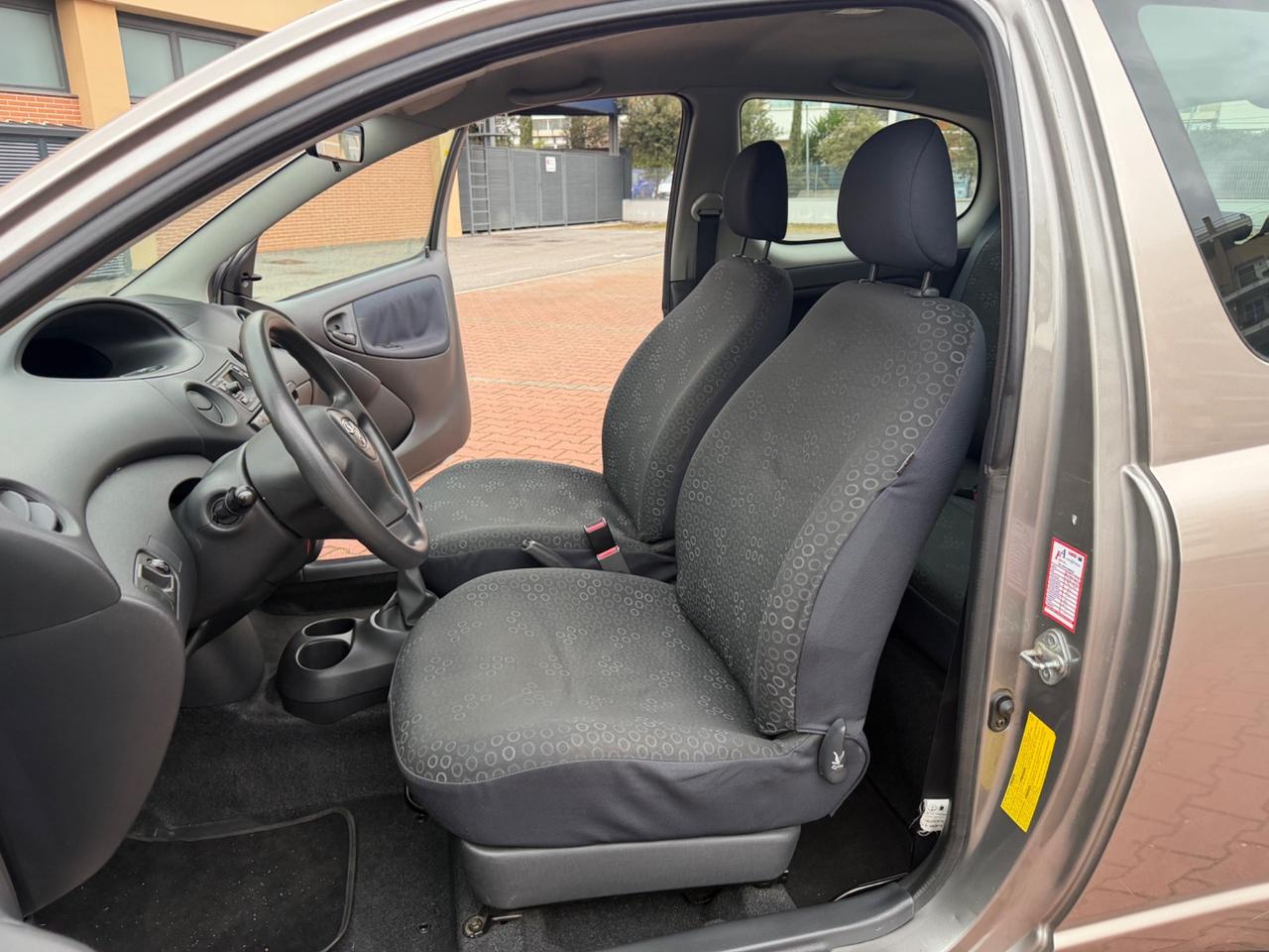 Toyota Yaris 1.0i 3p Sol