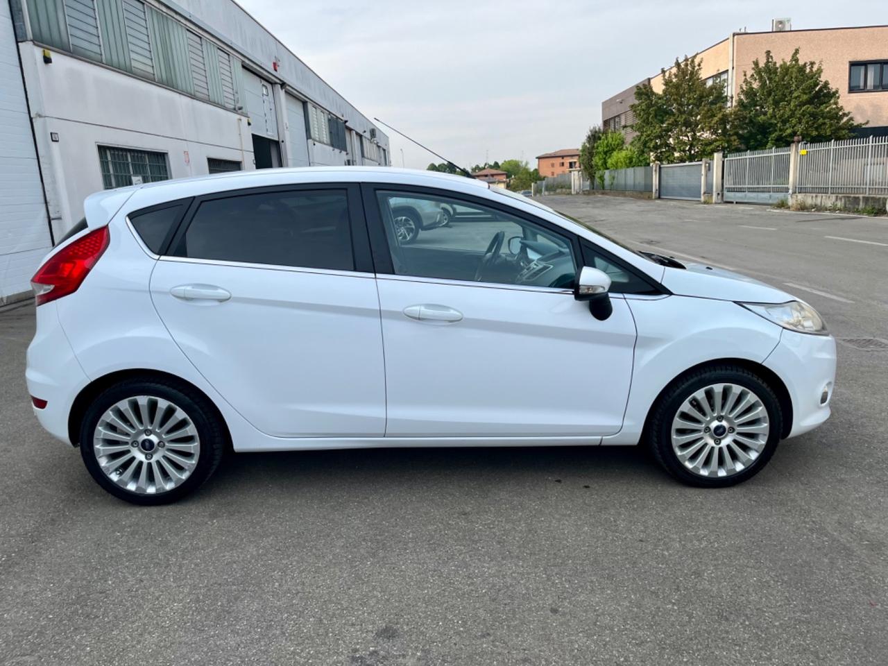 Ford Fiesta 1.2benz 2009 113.000km perfetta per neopatentati