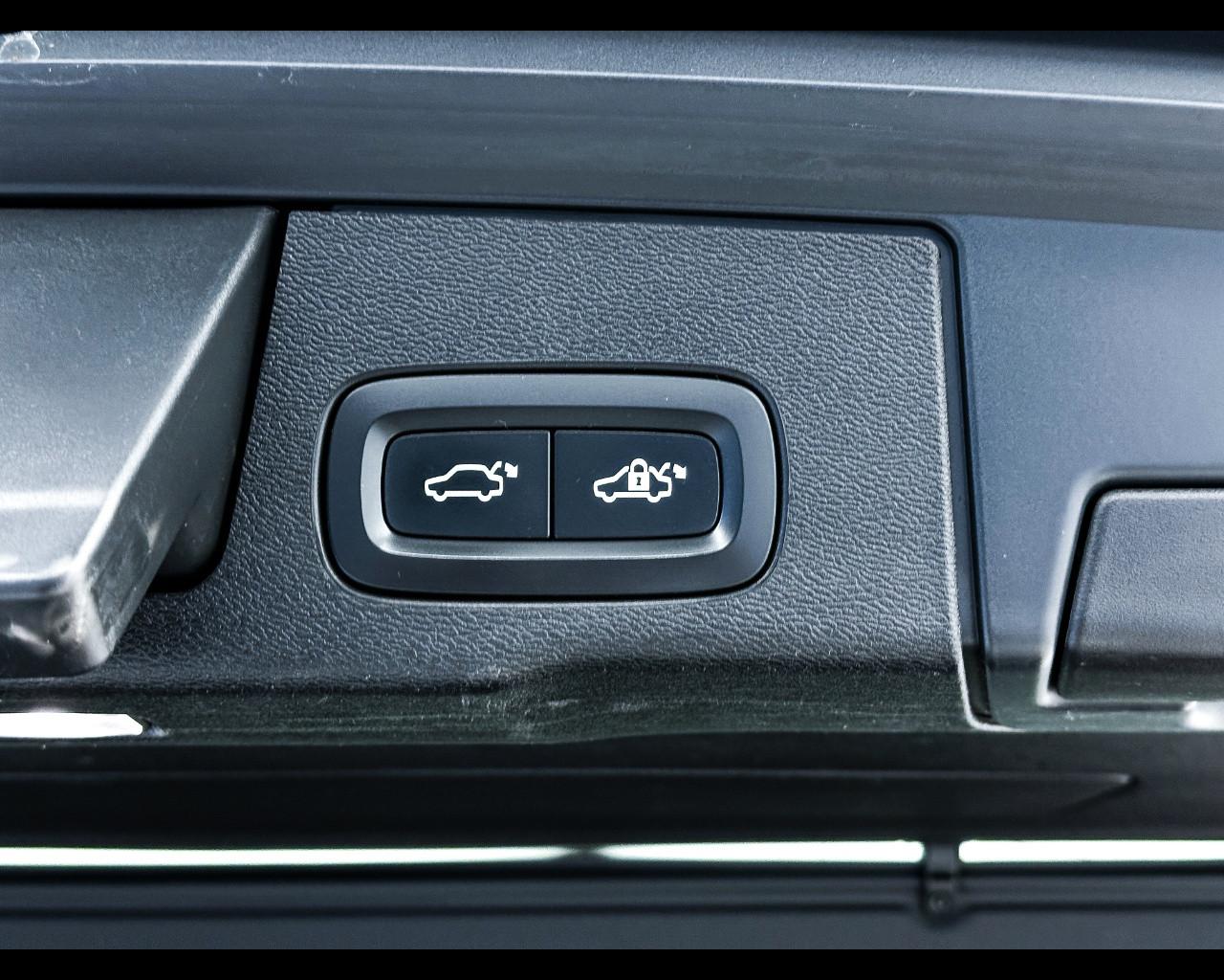 VOLVO XC60 (2017-->) - XC60 B4 (d) AWD automatico Plus Dark