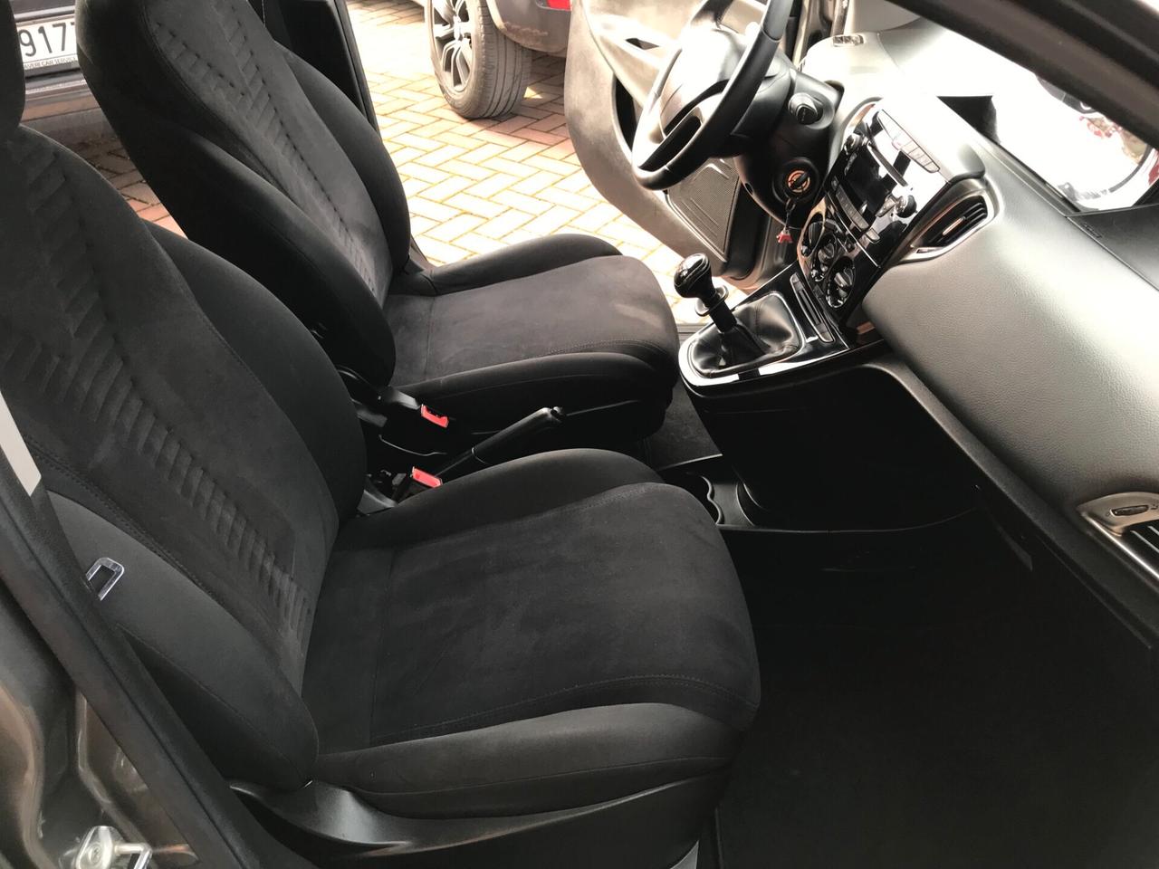 Lancia Ypsilon 0.9 TwinAir 85 CV 5 porte Metano Ecochic Silver