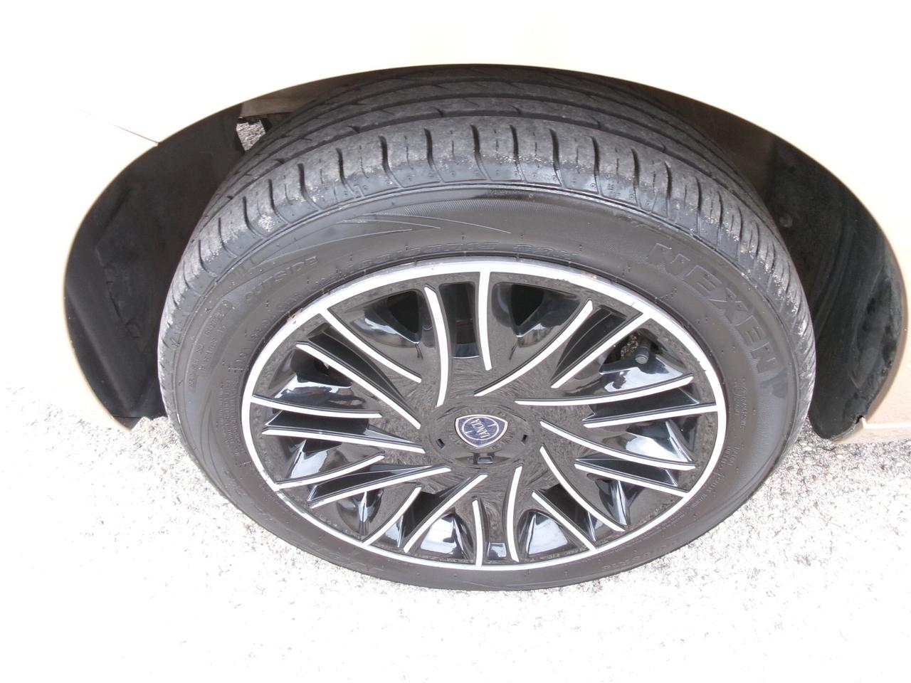 Lancia Ypsilon 1.0 FireFly 5 porte S&S Hybrid Ecochic Gold