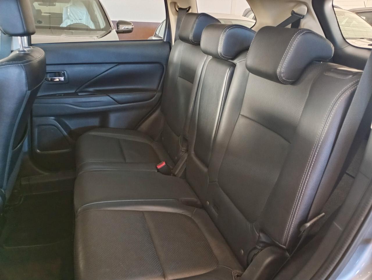 Mitsubishi Outlander 2.2 DI-D 4WD Instyle Plus SDA 7 posti