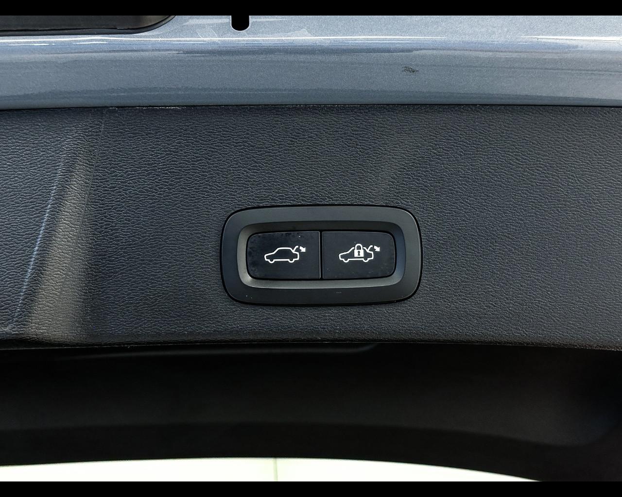 VOLVO XC40 T4 Recharge Plug-in Hybrid automatico Ultimate Dark