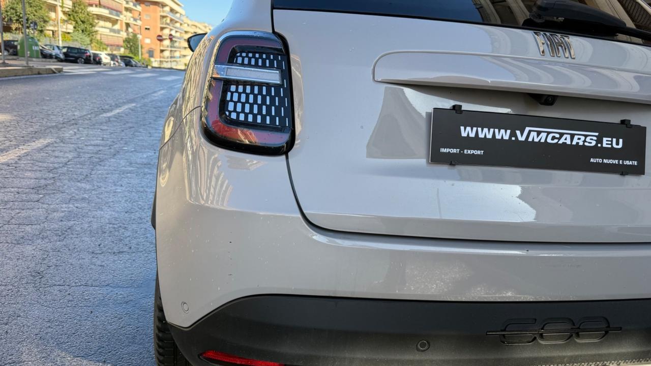 Fiat 600 Hybrid 110 CV DCT MHEV La Prima LED NAVI KAMERA PELLE CERCHI 18 SEDILI ELETTRICI RISCALDATI