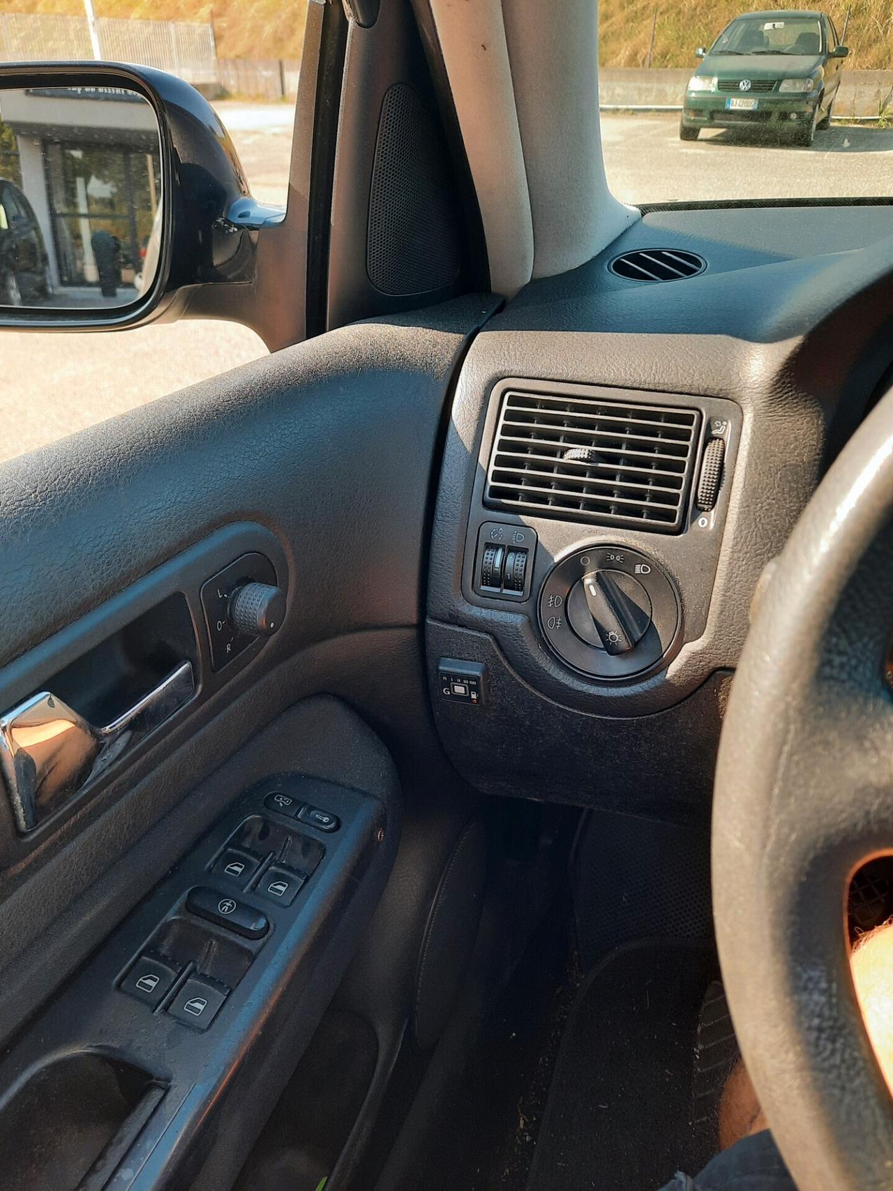 Volkswagen Golf 1.4 16V cat 5 porte Air Ok neopatentati
