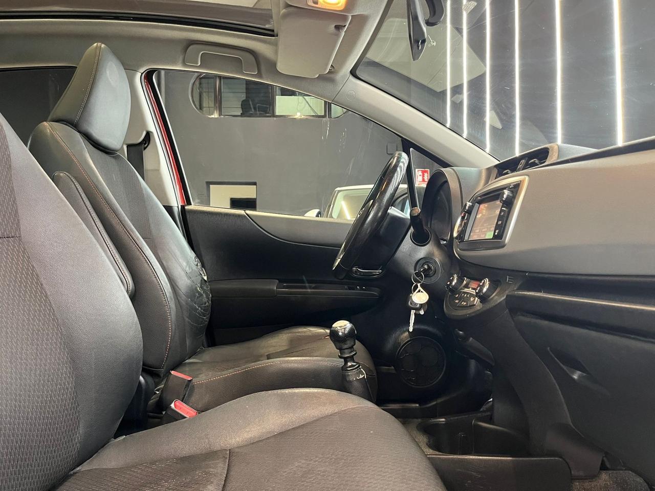 Toyota Yaris 1.4 D-4D 5 porte Lounge TETTO OK NEOPATENTATI