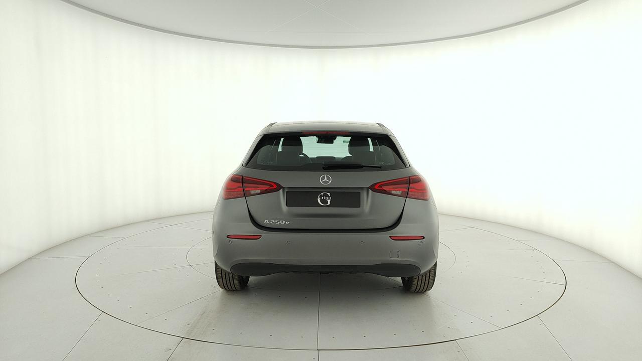 Mercedes-Benz A 250 e con tecnologia ibrida EQ