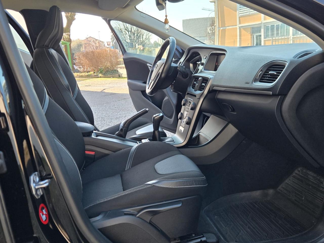 VOLVO V40 D2 MOMENTUM 2.0 DIESEL