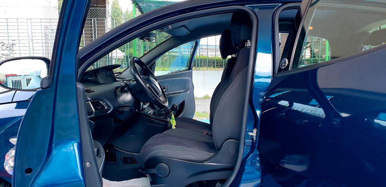 LANCIA YPSILON 1.2 BENZ/G.P.L BOMBOLA. VALIDA 2035