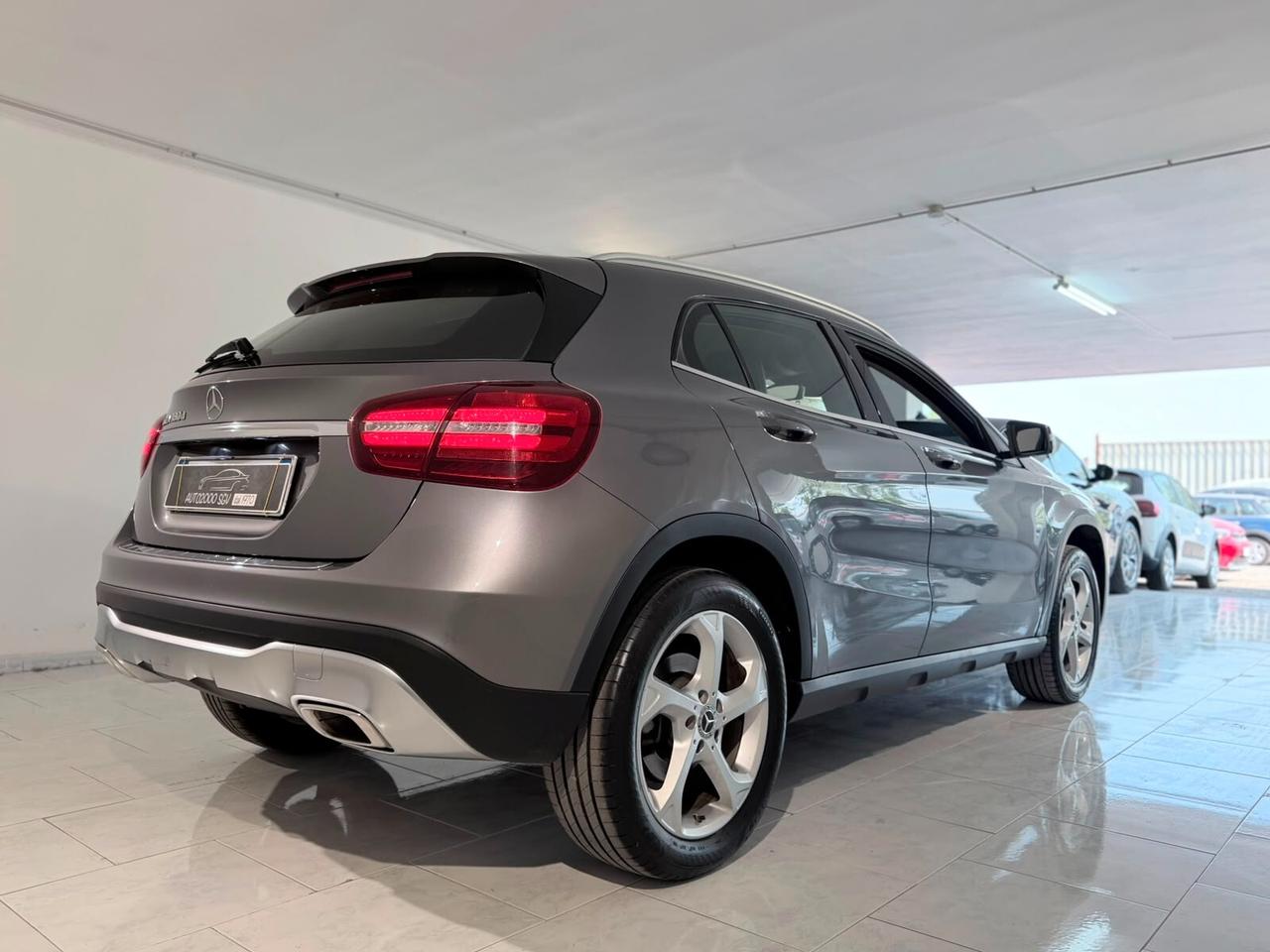 MERCEDES GLA 180D PREMIUM NEOPATENTATI