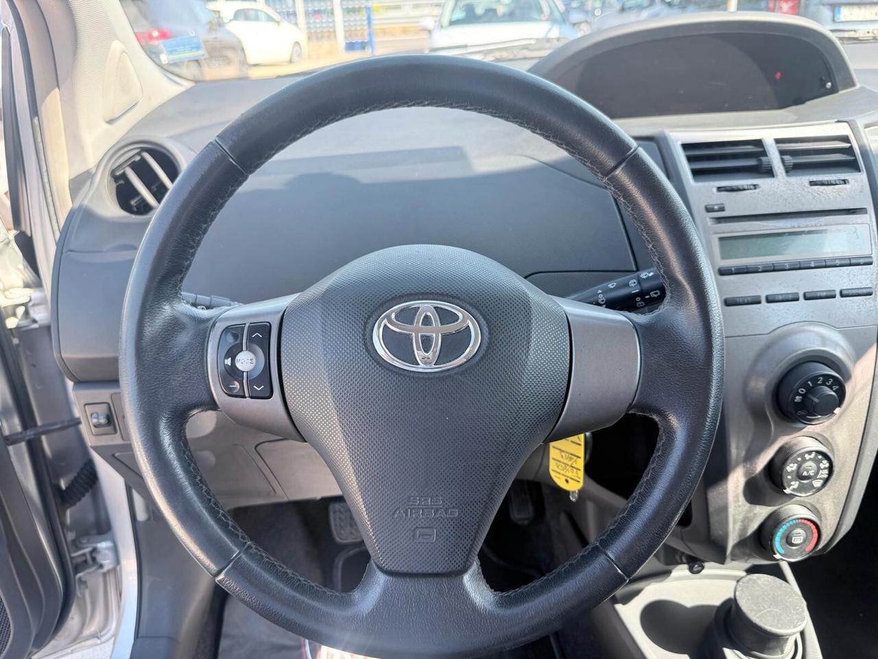 Toyota Yaris 1.0 5 porte Luxury pack