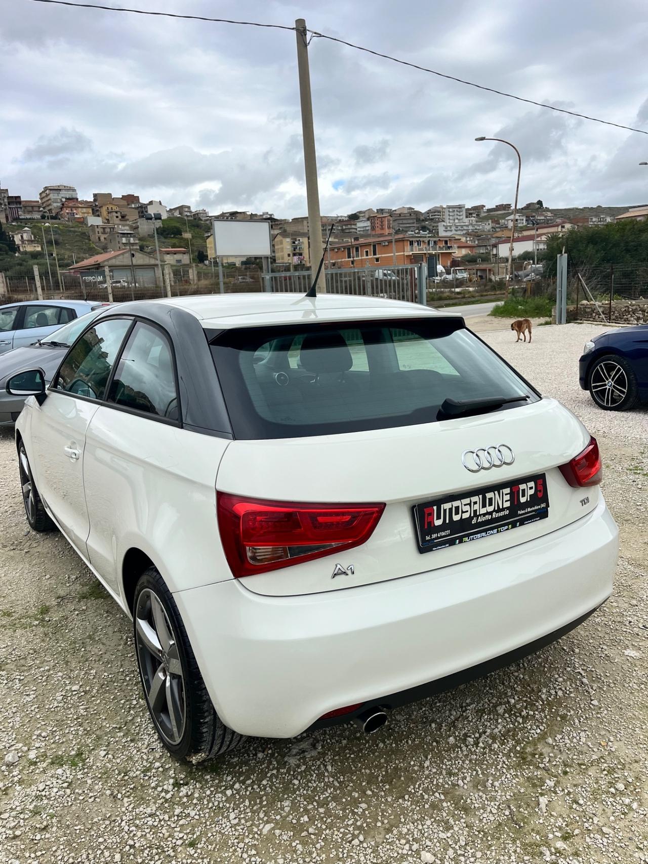 Audi A1 1.6 TDI anno 2011 fari uxeno
