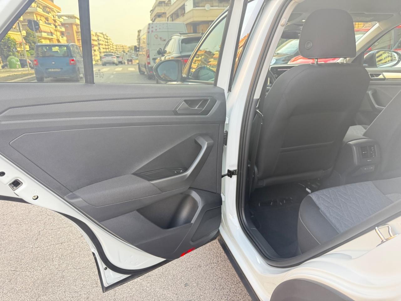 Volkswagen T-Roc 1.0 TSI Style LED NAVI COCKPIT PDC CERCHI 17 CLIMA AUTOMATICO COMANDI AL VOLANTE BICOLORE