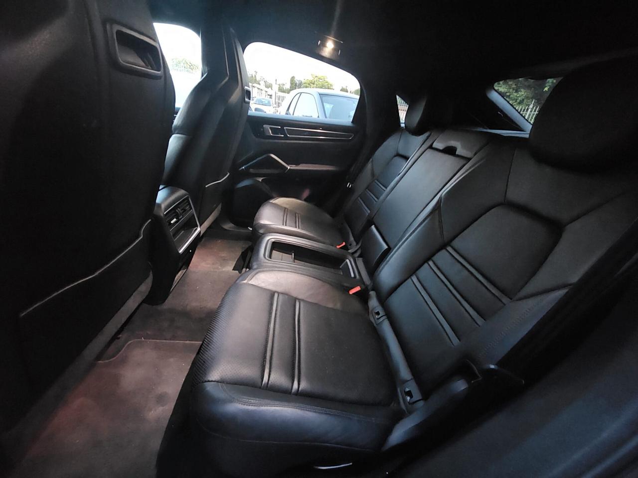 Porsche Cayenne Coupé 3.0 V6 E-Hybrid Carbon Design