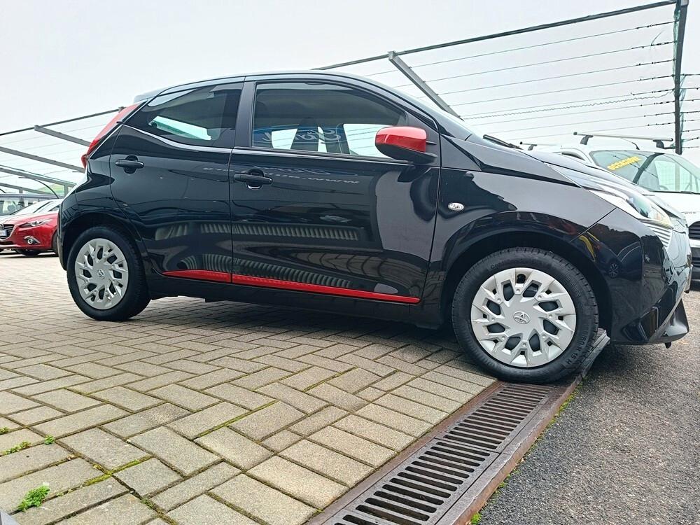 Toyota Aygo Connect 1.0 VVT-i 72 CV 5 porte x-clusiv red style