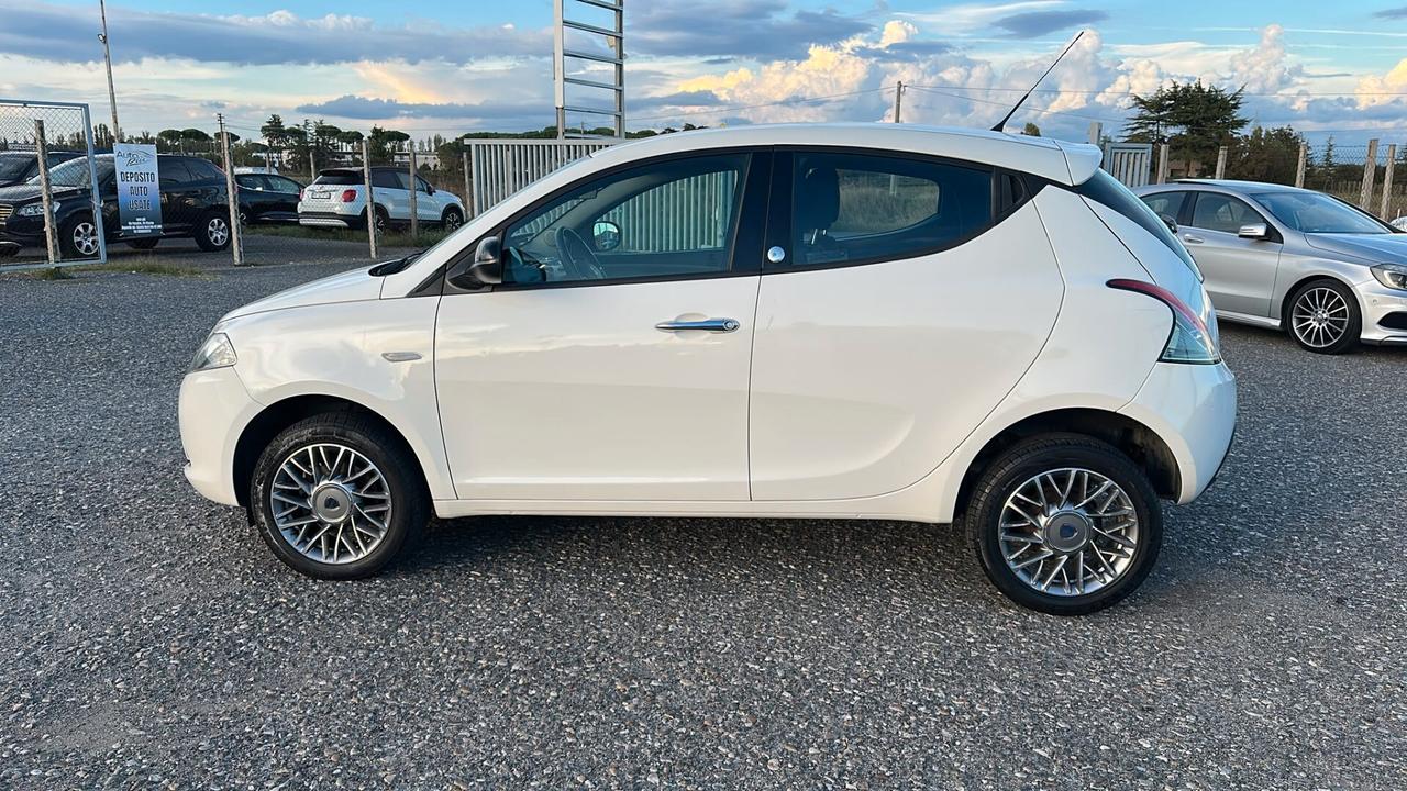 Lancia Ypsilon 0.9 TwinAir 85 CV 5 porte Metano Ecochic Silver