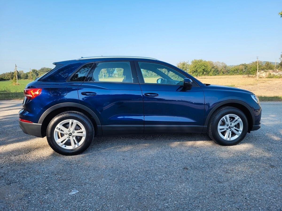 Audi Q3 35 TFSI S tronic Business interni s-line